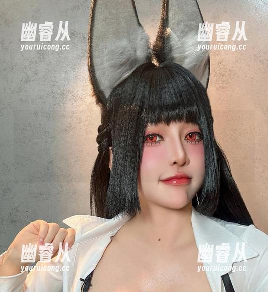 2025年1月NIKKE写真，Tiny Asa让灰姑娘带着一丝迷茫，原来每次换装都是个小冒险。